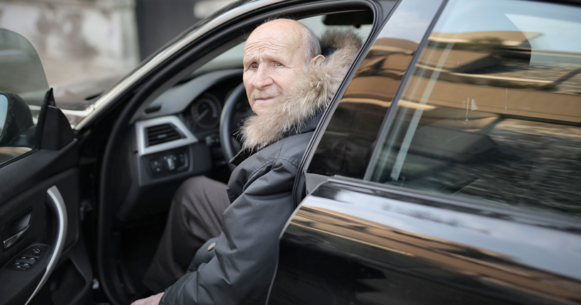Hombre en un coche.